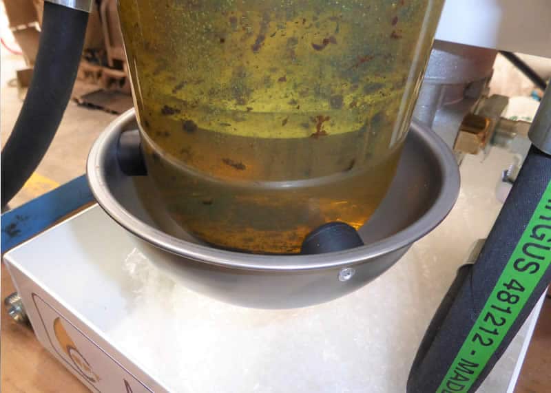 Gasolio contaminato con impurità e acqua durante il processo di filtrazione