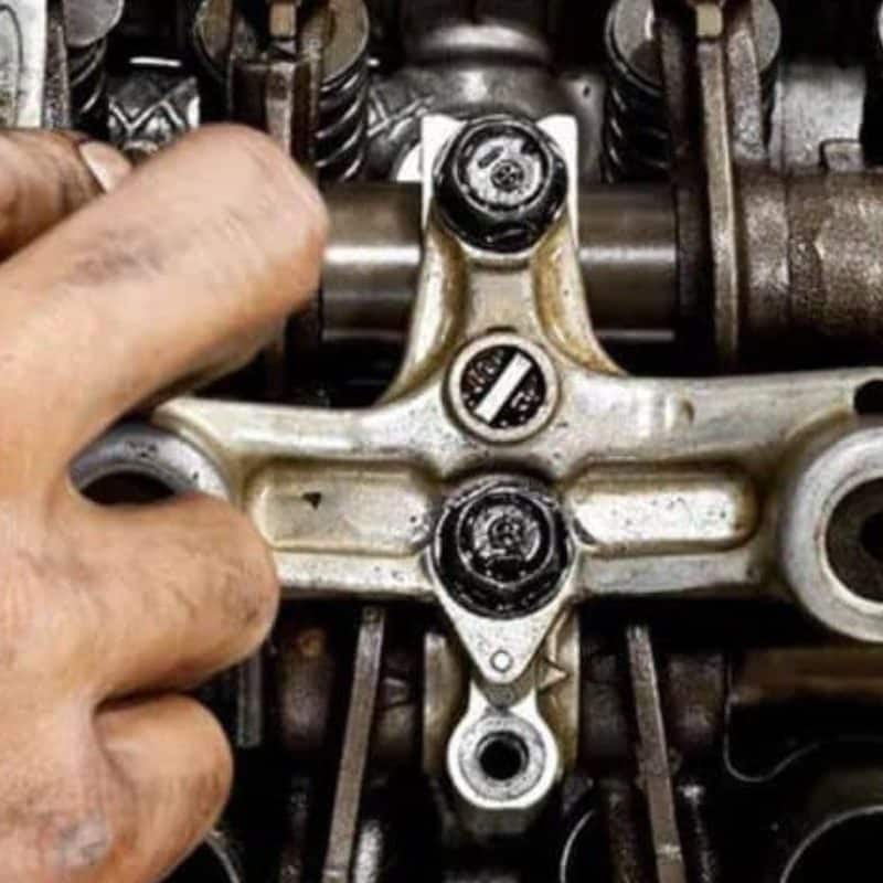 Manutenzione motore Diesel con controlli e filtrazione carburante