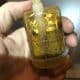 Filtro carburante trasparente con morchie e particelle nere da benzina contaminata