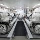 sala motori navale con due motori diesel di grandi dimensioni